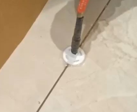 定西市瓷砖空鼓维修公司专业解答瓷砖在铺贴过程中，如果没有涂抹均匀到位的粘结材料（如水泥砂浆或瓷砖胶），可能会导致以下问题