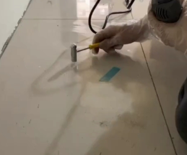 定西市瓷砖开裂维修公司专业分享瓷砖在铺贴前如果没有沥干水分，将会导致以下问题